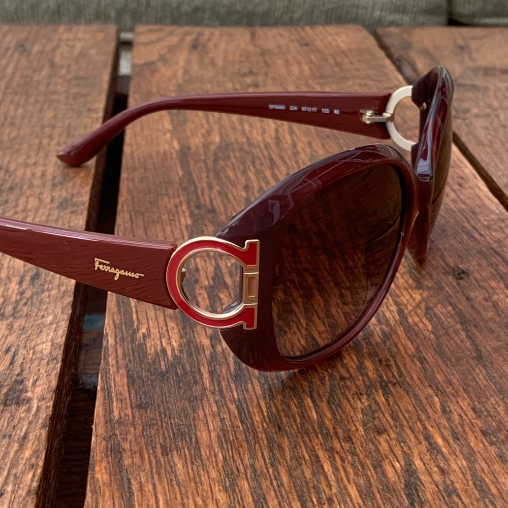 FERRAGAMO Gancini Sunglasses NIB Burgundy Dark Red & Gold Made in Italy - Picture 15 of 16